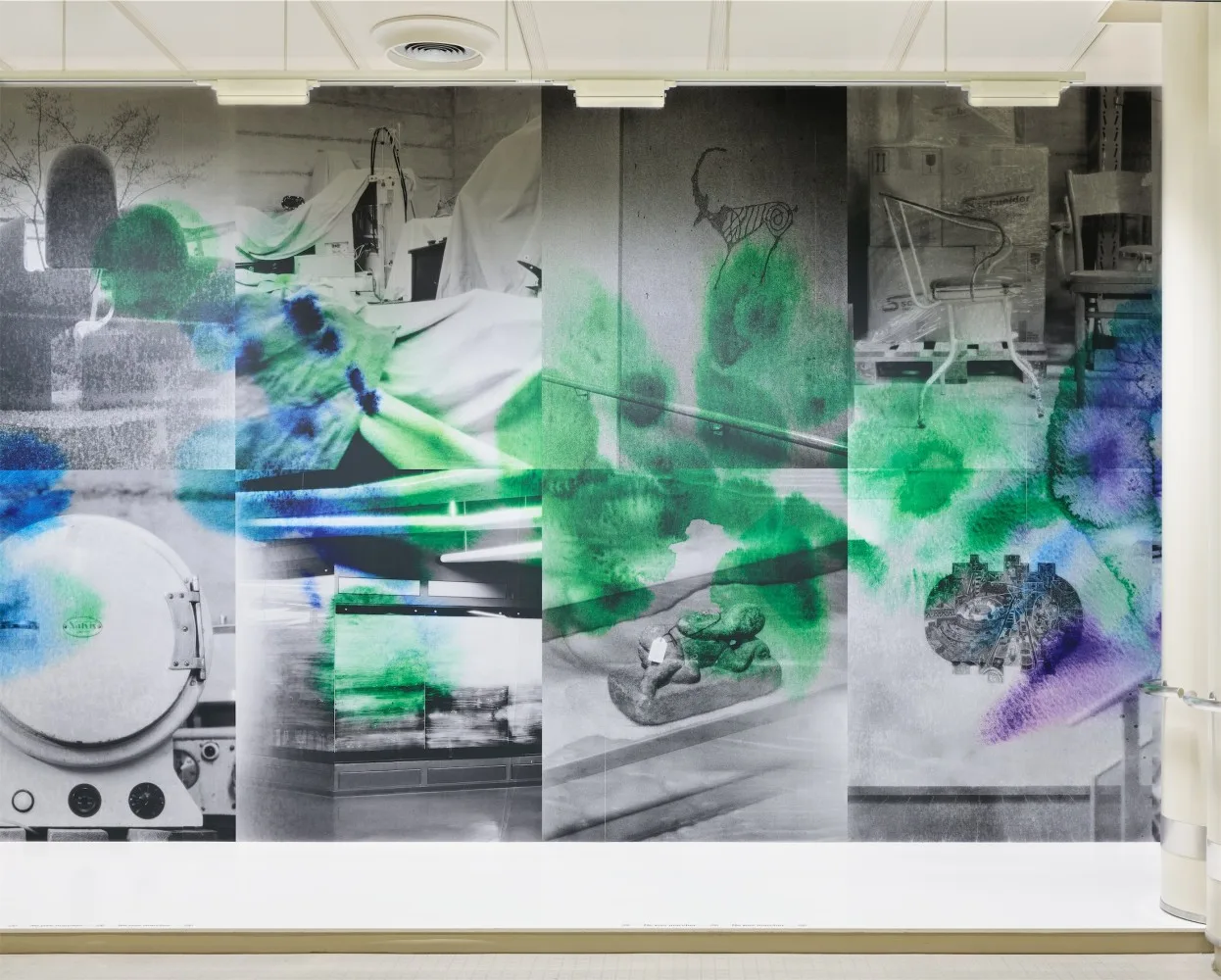 Ausstellung von Nicolas Delaroche mit Tapeteninstallation